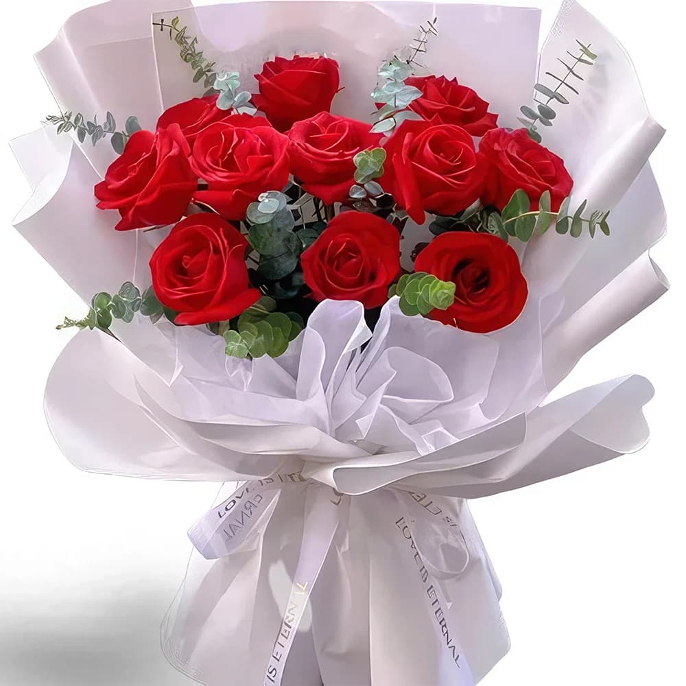 Rosas vermelhas clássicas com folhagens, embrulhadas em branco