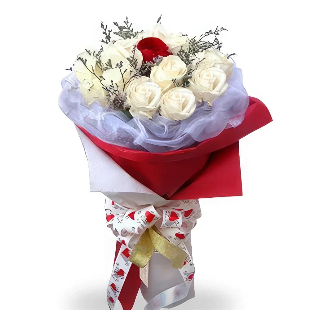 Arranjo floral elegante de rosas brancas e vermelhas