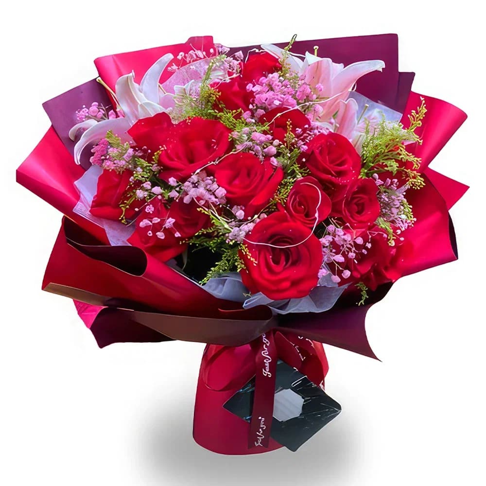 Arranjo floral de rosas vermelhas e lírios cor-de-rosa apaixonados